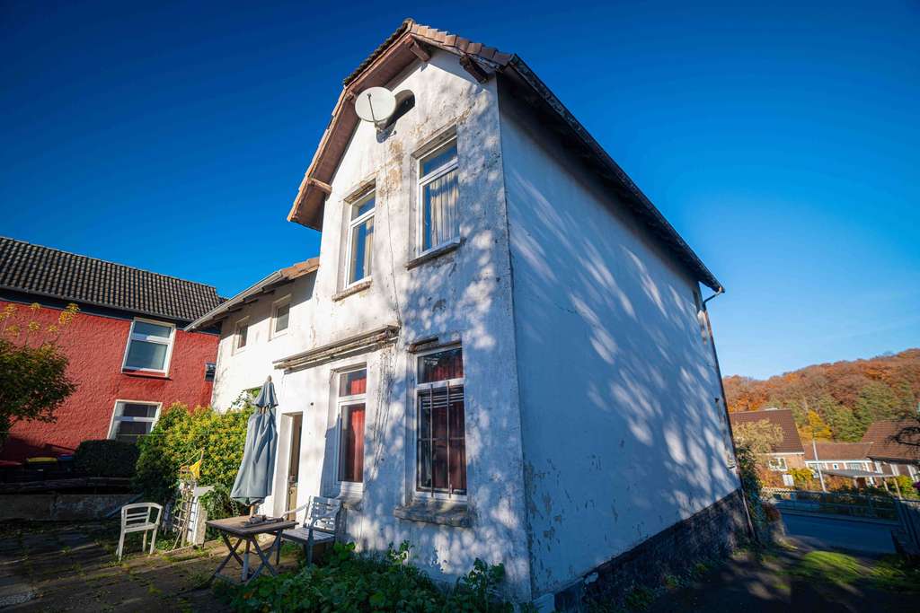 Immobilie in Bad Schwartau - ZFH in Bad Schwartau – großes Hanggrundstück, sanierungsbedürftiger Altbau mit viel Potenzial - Bild 0