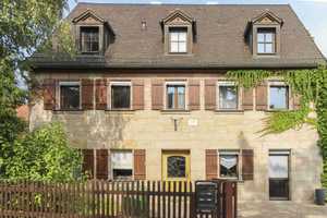 Familienidyll: Sanierungsbedürftiges Einfamilienhaus mit Einliegerwohnung, Garten und Carport – Fürth (Kreis) – Vorschaubild 1