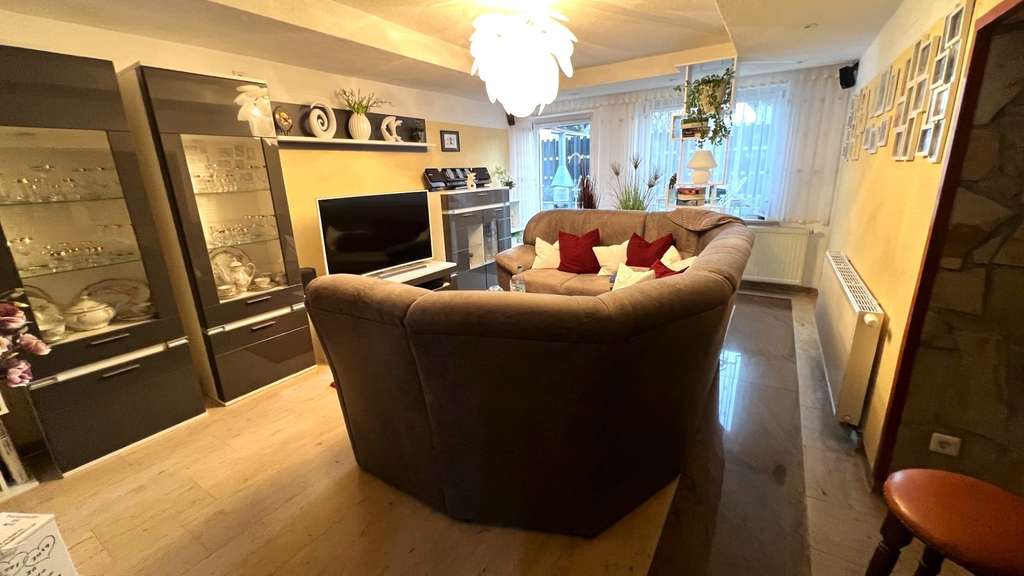 Immobilie in Geithain - Attraktives Einfamilienhaus mit hochwertiger Ausstattung, Poolanlage und Balkon - Bild 1