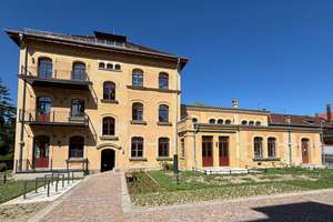 Stilvoll & naturnah wohnen: Charmante Dachgeschoss-Wohnung mit Loggia im Leipziger Süden – 4289 Meusdorf, Leipzig – Vorschaubild 1