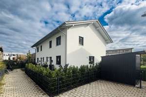 Moderne, energieeffiziente  Doppelhaushälfte mit großem Garten in Poing! – Die vollständige Adresse der Immobilie erhältst du vom Anbieter., 85586 Poing – Vorschaubild 2