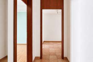 Gut geschnittene, helle 3-Zimmer-Wohnung mit sonniger Innenhofloggia, Balkon und TG-Stellplatz – Die vollständige Adresse der Immobilie erhältst du vom Anbieter., 30161 List, Hannover – Vorschaubild 12