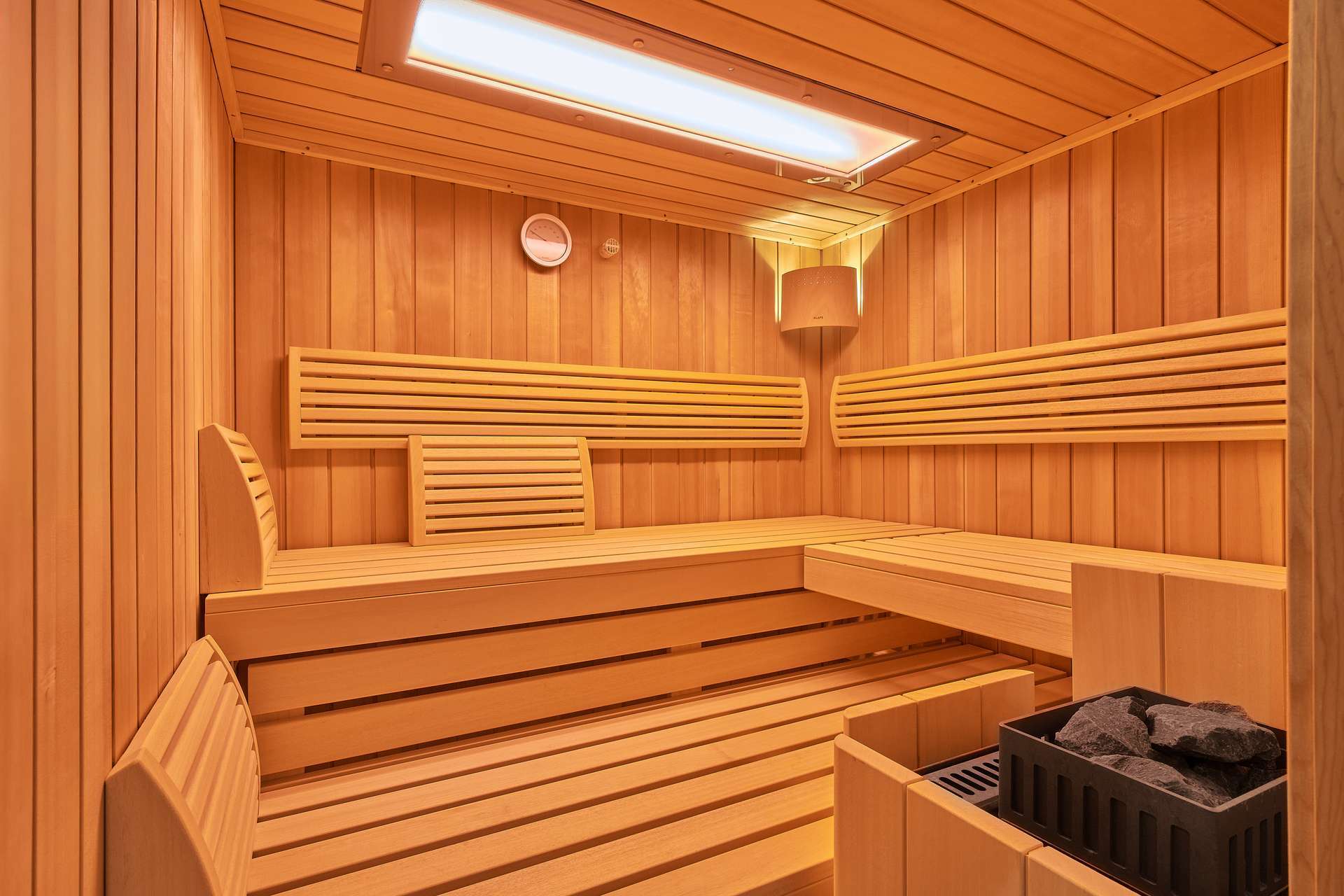 Immobilie in Eching am Ammersee - Familienvilla mit Pool, luftigem Strandhausflair, Seeblick, Lift und Einliegerwohnung in Seenähe - Bild 1