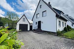 Charmantes Ein- oder Zweifamilienhaus mit vielseitigen Nutzungsmöglichkeiten und großzügigem Gart