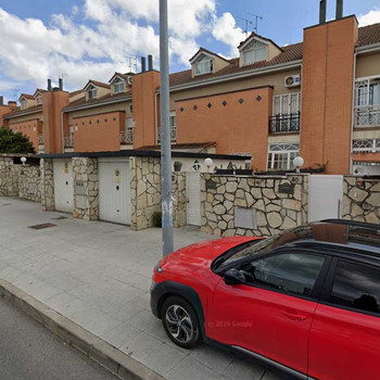 EZAN bietet ein fabelhaftes Reihenhaus in Parla, Madrid, zum Verkauf an.