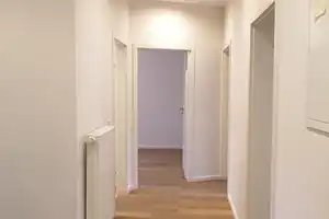 **Sanierte, exklusive 3-Zimmer-Wohnung mit Einbauküche und Balkon** – Fenskestraße 20, 30165 Hannover – Vorschaubild 2