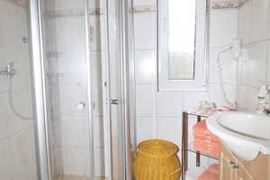 EINFAMILIENHAUS MIT FERIENWOHNUNG UND ZWEI FERIENHÄUSER MIT TOPAUSSTATTUNGEN AUF GROSSEM GRUNDSÜCK – Ostvorpommern (Kreis) – Vorschaubild 23