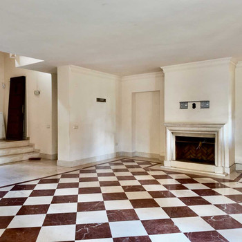 Freistehende Villa im mediterranen Stil mit großem Grundstück und privatem Pool in Estepona
