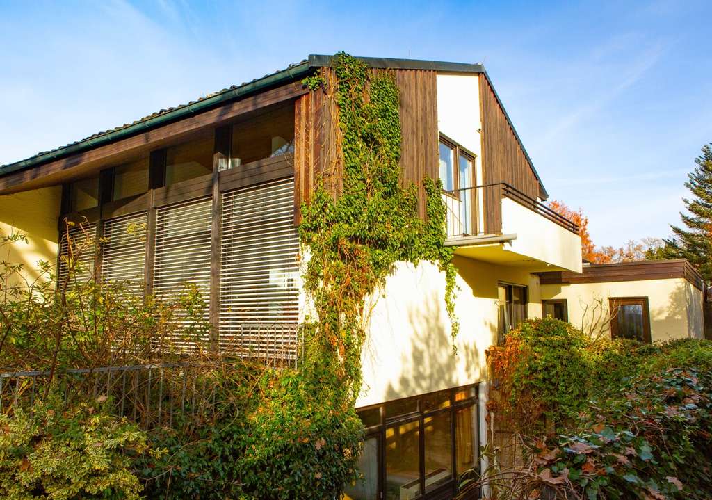 Immobilie in Grafing bei München - Charaktervolle Villa mit Schwimmbad und 390 m² Platz zum Wohnen auf großzügigem Grundstück in Bestla - Bild 2