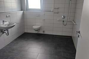 ​Neubau-Komfort (Bj. 2022): Barrierefreie 66 m² Seniorenwohnung (ab 58 J.) mit EBK,  – Nürnberg Straße 43, 91154 Roth – Vorschaubild 15