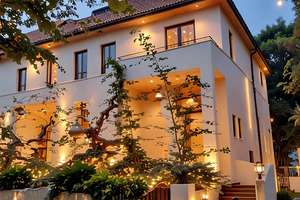 STILVOLLE VILLENHÄLFTE- in ruhiger Lage- vis á vis vom Park!