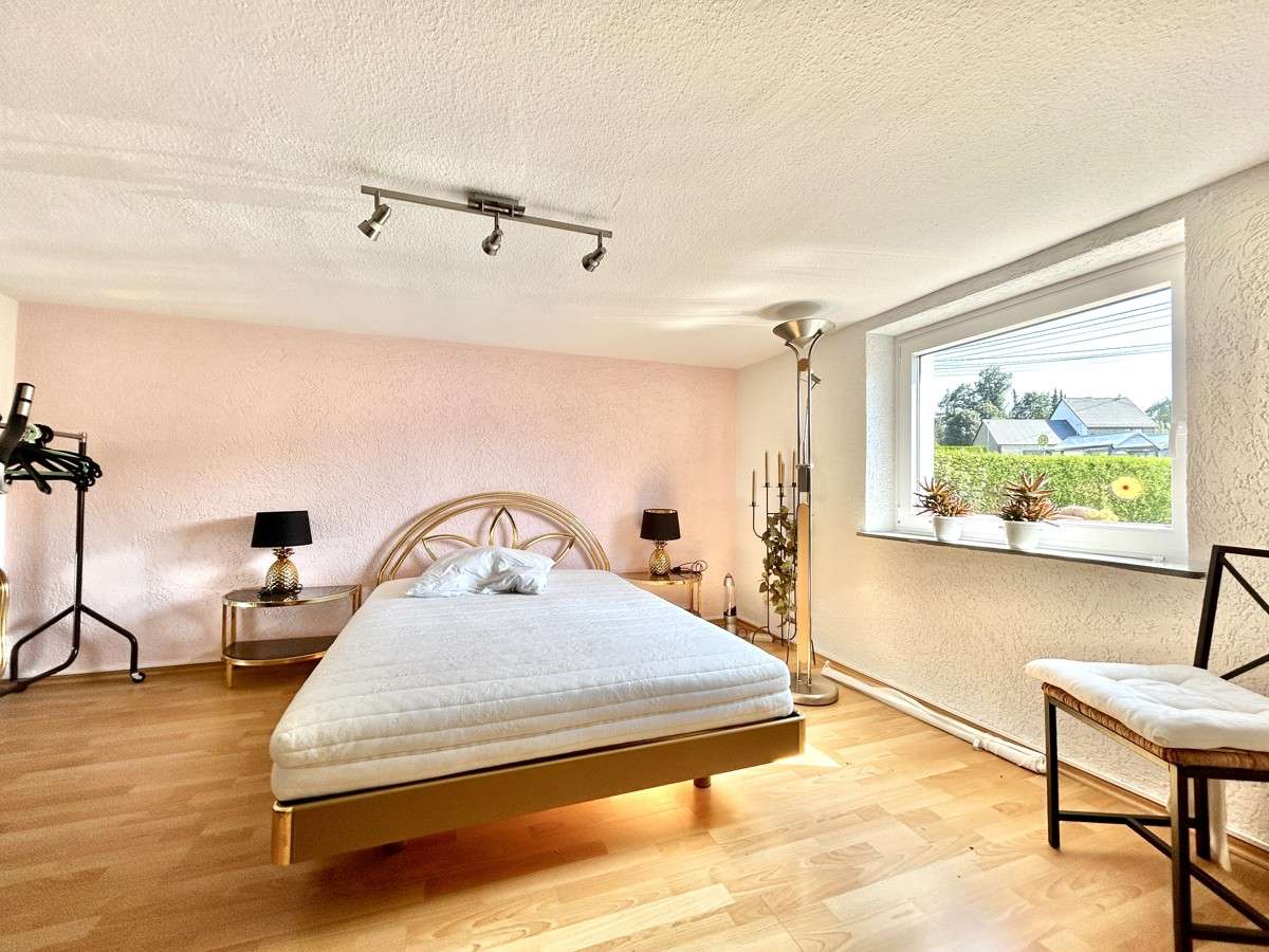 Immobilie in Dreisbach - **Gepflegte Doppelhaushälfte mit toller Gartenanlage und gräumigen Garagen in Dreisbach** - Bild 2