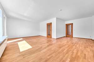 ONLY 10 MINUTES TO CLAY! Approx. 150 m² townhouse with 5-room, 4-bed, garden + garage *Pets allowed* – Die vollständige Adresse der Immobilie erhältst du vom Anbieter., 55246 Mainz-Kostheim, Wiesbaden – Vorschaubild 3