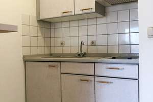 Klein, aber fein: 1-Zimmer-Wohnung im 1. OG mit Küchenzeile, Balkon und Stellplatz, für Singles – Horner Straße 20, 33102 Kernstadt, Paderborn – Vorschaubild 3