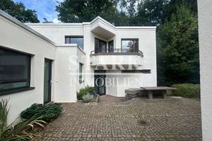 **Individuelles Architektenhaus mit Indoorpool, großzügigem Garten und nahe der FIS**