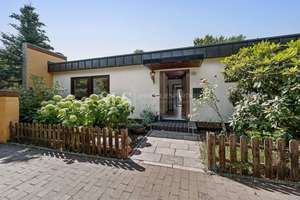 Wohnen auf einer Ebene: Gepflegter Bungalow mit Vollkeller, Garage und sonnigem Garten