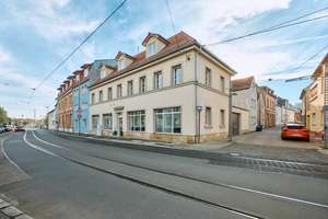 Repräsentatives Mehrfamilienhaus in Top Lage mit zwei modernen Wohnungen und einer Gewerbeeinheit