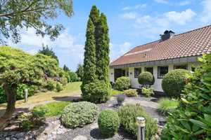 Engel & Völkers: Exklusiver Bungalow auf weitläufigem Parkgrundstück! – Rhein-Sieg-Kreis – Vorschaubild 1