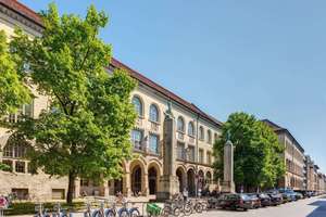 Maxvorstadt: Amalienstraße, Kleines Refugium mit Dachterrasse und Tiefgarage - frei ab 10/26 – Die vollständige Adresse der Immobilie erhältst du vom Anbieter., 80799 Universität, München – Vorschaubild 17