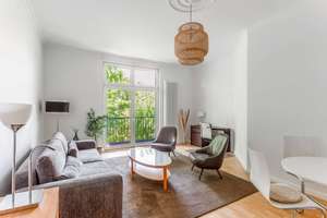 Schicke Altbau-Perle in Friedrichshain: 82 m², Balkon, Lift & bezugsfrei