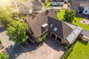 Melanie Kreimeyer präsentiert: 
Nicht gebaut, sondern geliebt: Ein außergewöhnliches Zuhause in Hel – Die vollständige Adresse der Immobilie erhältst du vom Anbieter., 31691 Helpsen – Vorschaubild 1