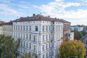 Bezugsfreie, helle Altbauwohnung mit Balkon im herrschaftlichen Gründerzeithaus in Berlin-Schöneberg – Die vollständige Adresse der Immobilie erhältst du vom Anbieter., 10783 Schöneberg, Berlin – Vorschaubild 2
