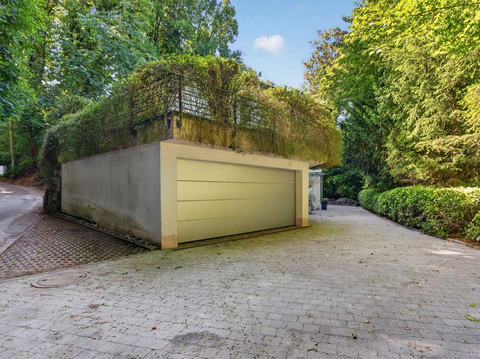 Garage und Einfahrt