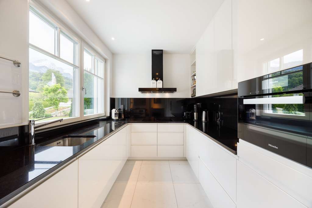 Mondänes Wohnen inmitten der Alpen – exklusive Gartenwohnung mit alpinem Charme