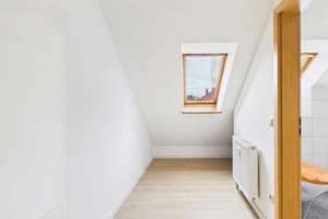 Großzügige und helle Dachgeschosswohnung in ruhiger Lage Oberfürberg – Die vollständige Adresse der Immobilie erhältst du vom Anbieter., 90768 Oberfürberg, Eschenau, Fürth – Vorschaubild 4