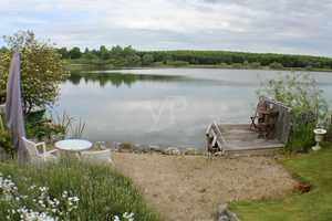 Gepflegtes Wassergrundstück mit zwei Ferienhäuser auf Eigentumsland, Strand, Steg und Outdoorküche – Müritz (Kreis) – Vorschaubild 23