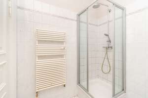 Altbau-Juwel am Comeniusplatz: jetzt indoor-Drohnenflug mit überraschender Raumaufteilung ansehen – Die vollständige Adresse der Immobilie erhältst du vom Anbieter., 10243 Friedrichshain, Berlin – Vorschaubild 13