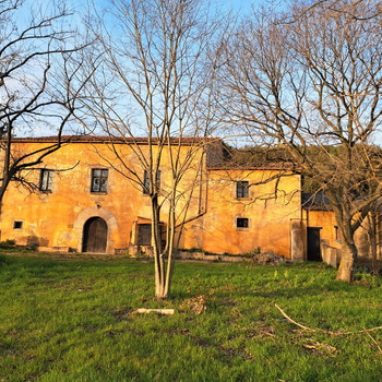 Bauernhaus auf einem großen ländlichen Anwesen