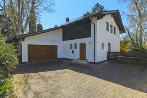 Charmantes Isartaler Holzhaus auf traumhaftem Grundstück mit enormem Entwicklungspotential. – Die vollständige Adresse der Immobilie erhältst du vom Anbieter., 81249 Lochhausen, München – Vorschaubild 1