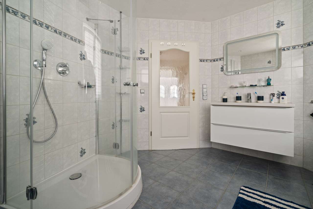 Immobilie in Schwarz - Preisoffensive! Wohnen und Vermieten in perfekter Kombination! - Bild 2