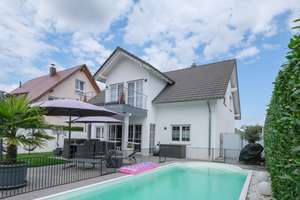 Stilvoll wohnen am Tuniberg:
Exklusive Villa mit Pool
 – Die vollständige Adresse der Immobilie erhältst du vom Anbieter., 79189 Bad Krozingen – Vorschaubild 1