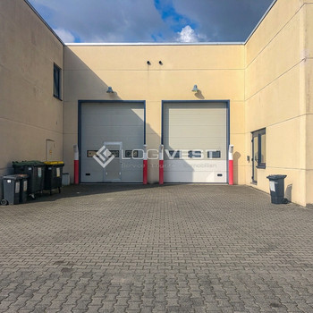 Lagerhalle mit Büro