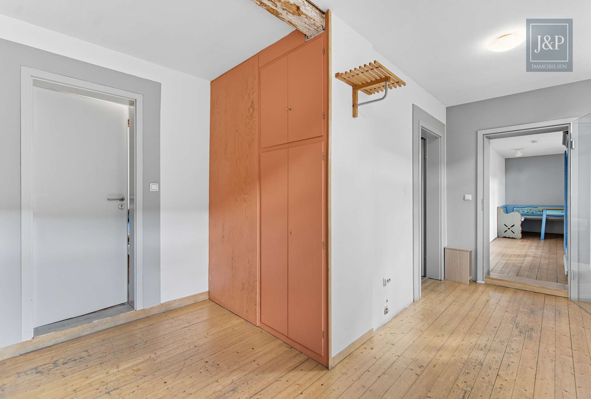 Immobilie in Bruchköbel - Zentral & vielseitig: Großes Fachwerkhaus mit Einliegerwohnung und Nebengebäuden! - Bild 3