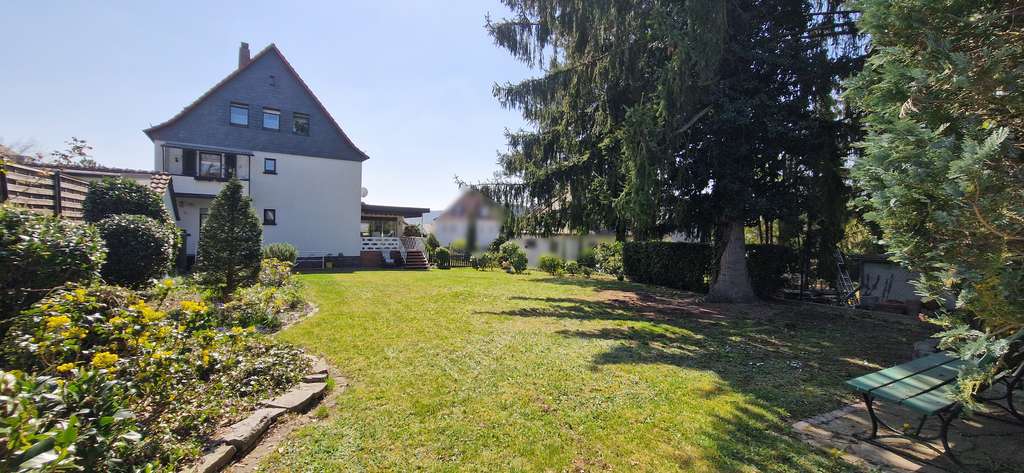 Gepflegtes und charmantes Dreifamilienhaus mit Traumgarten und Garage