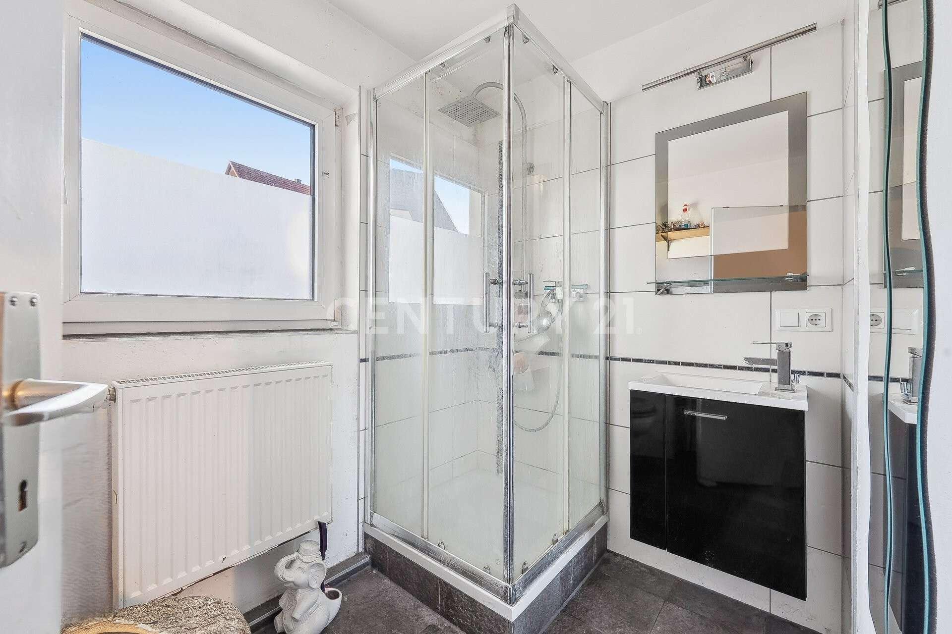 Immobilie in Roßtal - Wohntraum für Mehrgenerationen und Autoliebhaber - Bild 1