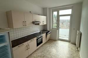 Großzügige 2-Zimmer mit EBK, Laminat, Stellplatz, Balkon und Wanne in zentraler Lage!