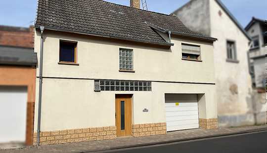 Bild von Großzügiges Anwesen mit zwei Häusern, zwei Straßenzugängen und Garage – Ideal für Familien