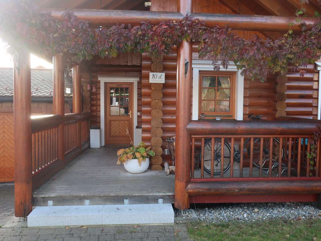 Immobilie in Oberreute - Rarität - massives Allgäuer Blockbohlenhaus unterkellert WF 234 qm 8 Räume ruhige Lage mit Büro-ELW - Bild 1