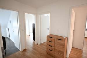 Helle 3-Zimmer-Dachgeschosswohnung mit Weinbergblick in Würzburg-Heidingsfeld – Die vollständige Adresse der Immobilie erhältst du vom Anbieter., 97084 Heidingsfeld, Würzburg – Vorschaubild 2