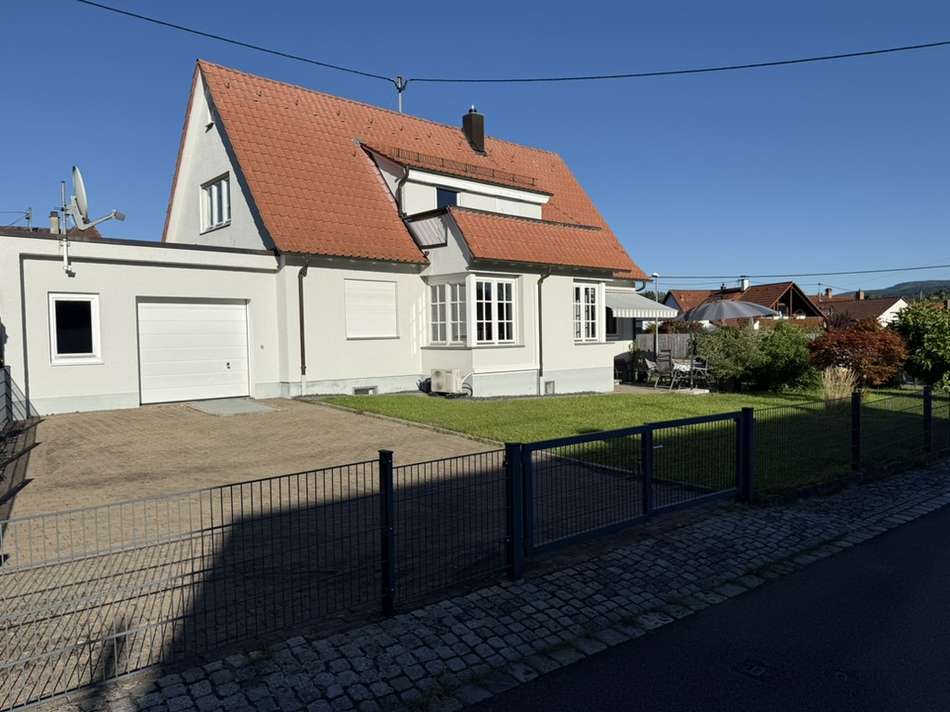 Hausansicht mit Garage