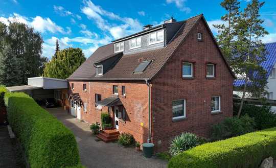 2-Familienhaus mit Einliegerwohnung und 165 m² Gewerbeeinheit. 10 Stellplätze und schöner Garten