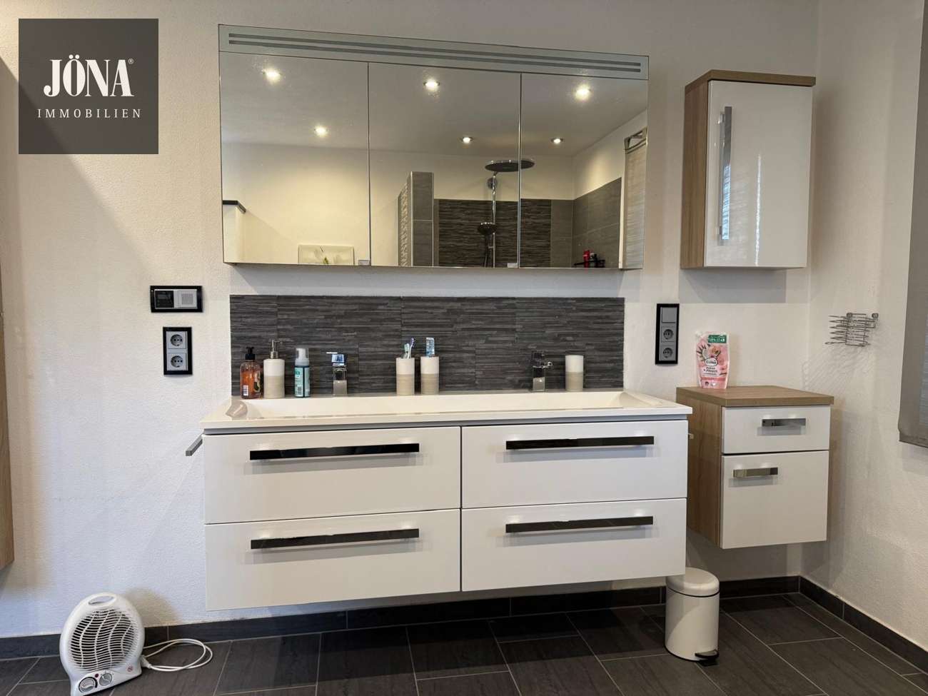 Immobilie in Marktleugast - Liebevoll sanierte Immobilie mit  großem Garten und Doppelgarage in ruhiger Wohnlage - Bild 1