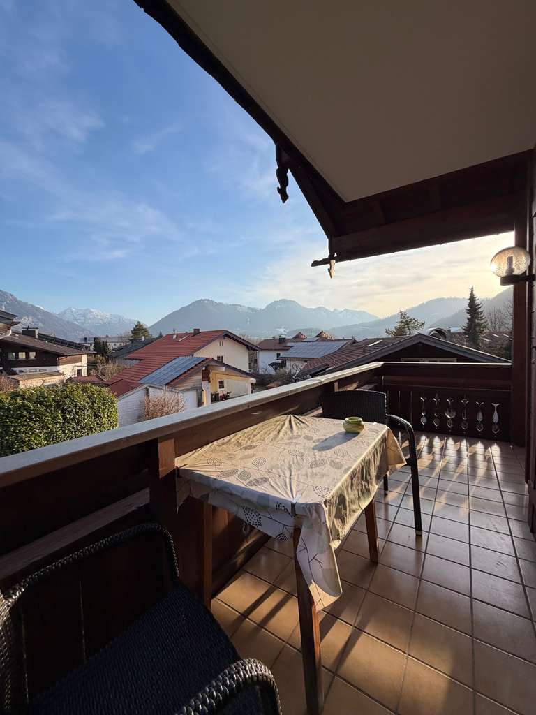 Immobilie in Ruhpolding - Schöne helle ca. 70qm Wohnung mit großem Balkon, toller Aussicht, Keller, Garage und 2 Stellplätzen - Bild 2