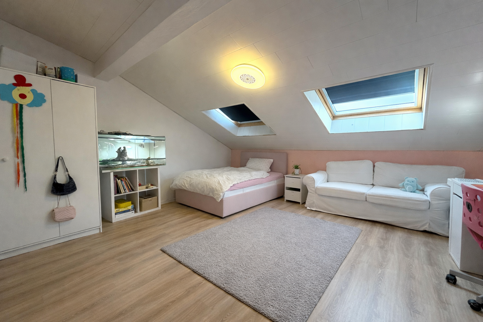 Immobilie in Grävenwiesbach - !! Raumwunder !! Modernisiertes RMH mit 6 Zimmern, Balkonen mit Blick, Garage und Garten - Bild 3