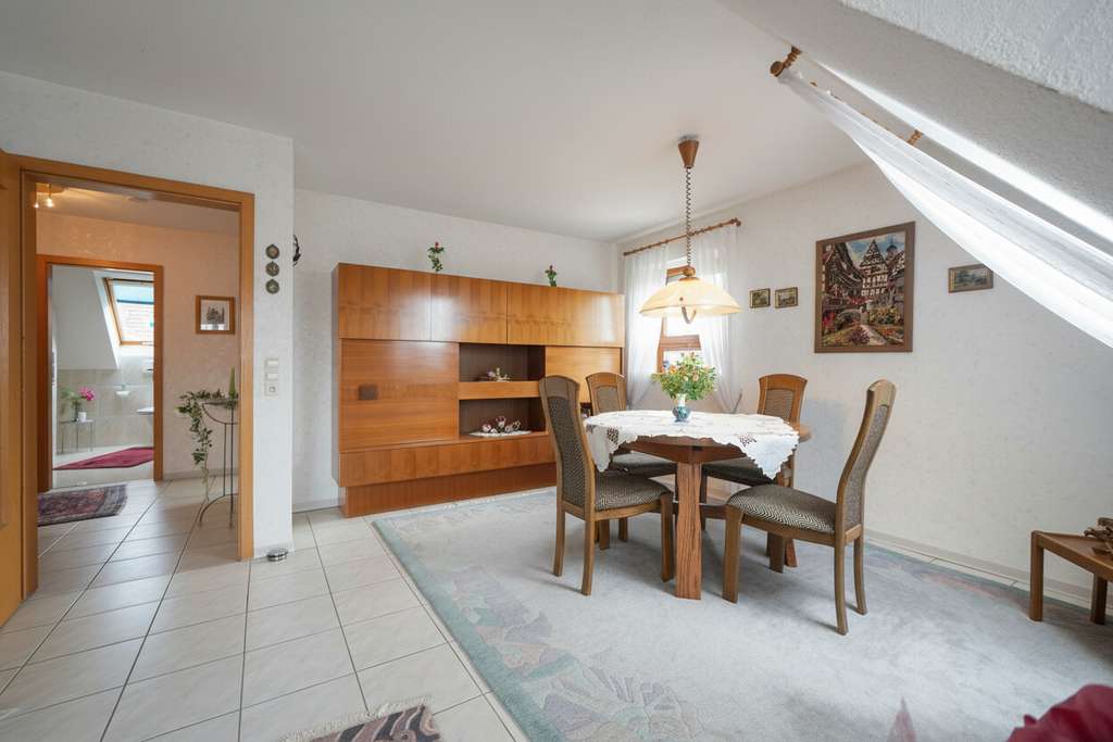 Immobilie in Kupferzell - Gepflegte Maisonette-Wohnung mit Balkon, Einbauküche und Doppelgarage - Bild 1