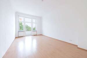 Urbaner Wohnkomfort – renovierte 2-Zimmer-Wohnung mit Balkon, Küche und Aufzug